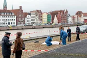 Im L&uuml;becker Industriegebiet am Hafen wird die Leiche des Schauspielers Roland Freesmann gefunden. Die Ermittler Finn Kiesewetter (Sven Martinek, 3.v.r.) und Sandra Schwartenbeck (Marie-Luise Schramm, 2.v.r.) machen sich vor Ort ein Bild vom Tatort. (weitere Personen: Komparsen)