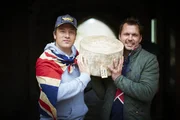 "Jamie & Jimmy's Food Fight Club", "Käse Kontest gegen Frankreich." Heute wird französischem Käse Konkurrenz gemacht. Zunächst machen sich Jimmy und Jamie über die Spitzenprodukte ihres Landes schlau. Mit dem glorreichen Ergebnis ihrer Recherchen bereiten sie zusammen mit dem TV-Komiker Alan Carr anglo-französischen Toast zu. Anschließend stellen die beiden erfahrenen Köche erstmals in ihrer Laufbahn selbst Ziegenkäse her und lassen ihn von angesehenen Gastro-Kritikern bewerten. Danach fühlen sich Jimmy und Jamie gewappnet genug, um nach Frankreich zu pilgern und ihre britischen Käsekreationen mit dem besten Käse der Welt zu messen!Im Bild (v.li.): Jamie Oliver, Jimmy Doherty.