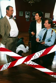 In einem Luxusrestaurant stirbt Geschäftsführer Gruber (Alexander Rossi, liegend) nach dem Genuss eines teuren Weins. Gerichtsmediziner Graf (Gerhard Zemann, l.), Kommissar Moser (Tobias Moretti, M.) und Böck (Heinz Weixelbraun, r.) untersuchen den Fall. In einem Luxusrestaurant stirbt Geschäftsführer Gruber (Alexander Rossi, liegend) nach dem Genuss eines teuren Weins. Gerichtsmediziner Graf (Gerhard Zemann, l.), Kommissar Moser (Tobias Moretti, M.) und Böck (Heinz Weixelbraun, r.) untersuchen den Fall.