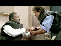 Wenn Murtaugh (Danny Glover) von der Toilette aufsteht, geht eine Bombe hoch! Kann Riggs (Mel Gibson) seinem Freund und Kollegen in dieser Situation helfen..?