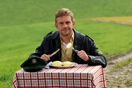 St&auml;rkung muss sein: Polizeihauptmeister Franz Eberhofer (Sebastian Bezzel) beim Mittagessen.
