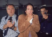 Die Kommissare (l. Wolfgang Bathke, r. Wolfgang Krewe) und Claudia Petry (Niki Greb) erkennen, dass die Situation in der Buswerkstatt eskaliert...