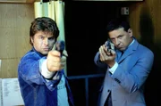 Jupp (Uwe Fellensiek, l.) und Taube (Christian M. Goebel, r.) sind in das Büro Spenglers eingedrungen und bedrohen ihn mit ihren Waffen, während er Nanette als Schutzschild vor sich hält. Jupp (Uwe Fellensiek, l.) und Taube (Christian M. Goebel, r.) sind in das Büro Spenglers eingedrungen und bedrohen ihn mit ihren Waffen, während er Nanette als Schutzschild vor sich hält.