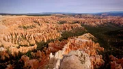 Die Pajute Indianer nannten den Bryce Canyon in einer Umschreibung: "rote Felsen wie stehende Männer in einem Talbecken". Die Pajute Indianer nannten den Bryce Canyon in einer Umschreibung: "rote Felsen wie stehende Männer in einem Talbecken".