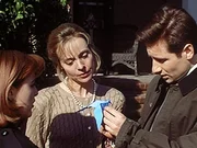 Mulder (David Duchovny, r.) und Scully (Gillian Anderson, l.) staunen, dass die Tochter von Judy Bishop (Dey Young, M.) die japanische Kunst des Papierfaltens, Origami, beherrscht ... Mulder (David Duchovny, r.) und Scully (Gillian Anderson, l.) staunen, dass die Tochter von Judy Bishop (Dey Young, M.) die japanische Kunst des Papierfaltens, Origami, beherrscht ...