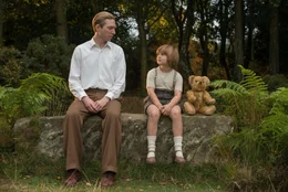 A.A. Milne (Domhnall Gleeson, l.); Christopher Robin (Will Tilston, r.)