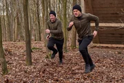 Alex (Jan Hartmann, l.) und Becker (Jens Atzorn) k&auml;mpfen im Parcour um den Sieg.