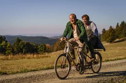 Hart (Matthias Klimsa, li.) und Sven (Jan Sosniok) radeln in Richtung Berlin.