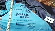 Fall "Das Mädchen im blauen Müllsack": In diesem Plastiksack wird der geschändete Leichnam der 7-jährigen Leonie gefunden. Wer hat die grausame Tat begangen? Noch tappen die Ermittler im Dunkeln. Fall "Das Mädchen im blauen Müllsack": In diesem Plastiksack wird der geschändete Leichnam der 7-jährigen Leonie gefunden. Wer hat die grausame Tat begangen? Noch tappen die Ermittler im Dunkeln.
