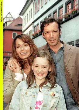 Klaus Berger (Michael Roll) hat sich in Judith Wagner (Christina Plate, li.) verliebt. Klaus' Tochter Anna (Maria Ehrich) hofft, dass Judith eine neue Mutter f&uuml;r sie sein kann.