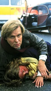 Dr. Stefan Frank (Sigmar Solbach) rettet Johanna Korte (Dascha Lehmann) aus ihrem brennenden Auto. Dr. Stefan Frank (Sigmar Solbach) rettet Johanna Korte (Dascha Lehmann) aus ihrem brennenden Auto.