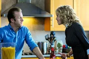Während ein Immobilienmakler durch Zufall in einem seiner Objekte tot aufgefunden wird, bekommt Danny (Scott Caan, l.) Besuch von seiner Mutter Carla (Melanie Griffith, r.) ... Während ein Immobilienmakler durch Zufall in einem seiner Objekte tot aufgefunden wird, bekommt Danny (Scott Caan, l.) Besuch von seiner Mutter Carla (Melanie Griffith, r.) ...