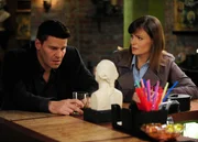 Dr. Brennan (Emily Deschanel, r.); Booth (David Boreanaz, l.)