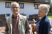 Karl (Peter Schell, li.) hat den Verdacht, dass Bea ihm nicht ganz die Wahrheit sagt. Johanna (Ursula Cantieni, re.) macht sich Sorgen.
