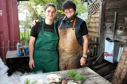 Die K&ouml;che Stefan Wiesner und Julia Pauli vom Restaurant R&ouml;ssli-J&auml;gerst&uuml;bl und ihr Zirben-Eis