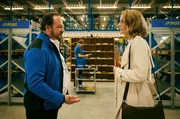 Romy Heiland (Christina Athenst&auml;dt, r.) wundert sich, warum Thomas Anders (Andreas Anke, l.), Schichtleiter der Post, so laut redet &ndash; ist sie doch blind, nicht taub.