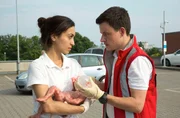 Eine Sturzgeburt mitten auf dem Parkplatz eines Baumarktes fordert die ungeteilte Aufmerksamkeit des Rettungsteams. Leonies (Acelya Sezer) Wehen haben auf dem Baumarkt begonnen. Nina (Sabrina Amali, l.) und Paul (Paul Zichner, r.) haben bei der Geburt geholfen. Eine Sturzgeburt mitten auf dem Parkplatz eines Baumarktes fordert die ungeteilte Aufmerksamkeit des Rettungsteams. Leonies (Acelya Sezer) Wehen haben auf dem Baumarkt begonnen. Nina (Sabrina Amali, l.) und Paul (Paul Zichner, r.) haben bei der Geburt geholfen.