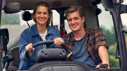 -Generisches Motiv - Laura (Bettina Burchard, li.) f&auml;hrt mit Paul (Max Bretschneider, re.) Traktor.