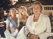 Mit ihren T&ouml;chtern Anja (Tina Ruland, li.) und Susanne (Susanna Simon) erinnert sich Hilde (Ruth Maria Kubitschek, re.)  ihrer lange zur&uuml;ck liegenden Hochzeit.