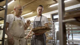 Gebackenes Brot begutachten.