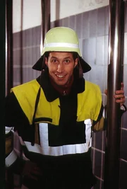 Willi Weitzel bei der Feuerwehr. Er darf an einer &Uuml;bung teilnehmen und lernt die wichtigsten Werkzeuge kennen.