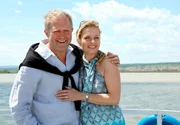 W&auml;hrend einer idyllischen Schifffahrt er&ouml;ffnen Thomas (Harald Krassnitzer, l.) und Claudia (Susanne Michel, r.) ihrer Familie endlich ihre Heiratspl&auml;ne.