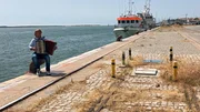 An der Mole in Vila Real de Santo Ant&oacute;nio filmen wir einen Musiker, der das Akkordeon, das traditionelle Instrument der Algarve, beherrscht.
