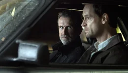 Georg (J&ouml;rg Hartmann) &uuml;bergibt Bruno (Ulrich Matthes) sein Geld.