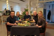 Von links: Ali Güngörmüş, Yvonne Willicks, Björn Freitag, Alexander Herrmann und Zora Klipp freuen sich auf das festliche Menü aus weihnachtlichen Tapas. Von links: Ali Güngörmüş, Yvonne Willicks, Björn Freitag, Alexander Herrmann und Zora Klipp freuen sich auf das festliche Menü aus weihnachtlichen Tapas.