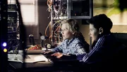 Lars (Bj&oslash;rnar Lysfoss Hagesveen) und Simon (Oskar Lindquist) recherchieren am Computer im Trio-Hauptquartier.