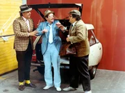 MDR Fernsehen DIE OLSENBANDE SCHL&Auml;GT WIEDER ZU, "Olsen-Banden Derudad", am Sonntag (11.04.10) um 11:00 Uhr. Benny (Morten Grunwald, li.) und Kjeld (Poul Bundgaard, re.) tr&ouml;sten den Computerspezialisten Georg (Claus Ryskj&auml;r), dessen komplizierte Apparate nach Egons heimlicher Sabotage verr&uuml;ckt spielen.