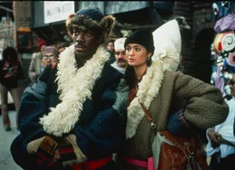 Sozialarbeiter Chandler (Eddie Murphy, l.) l&auml;sst sich von der sch&ouml;nen Tibetanerin Kee (Charlotte Lewis, r.) zu einer kniffligen Aufgabe &uuml;berreden ...