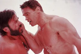 Trouble in the USA: Der russische Milit&auml;rpolizist Ivan Danko (Arnold Schwarzenegger, r.) hat ein m&auml;chtiges Problem mit Nikolai (Sven-Ole Thorsen).