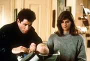 Sohn Mikey ist von dem netten Taxifahrer James (John Travolta, l.) ganz begeistert: Der w&auml;re doch eigentlich auch was f&uuml;r seine allein erziehende Mutter Molly (Kirstie Alley, r.) ...