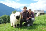Fabienne und Kilian Schnydrig mit ihrem sch&ouml;nsten Schwarznasenschaf