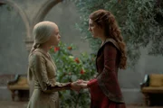 l-r: Princess Rhaenyra Targaryen (Milly Alcock), Queen Alicent Hightower (Emily Carey)
