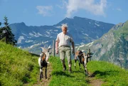 Auf den Gipfeln des Pinzgau - Der Pinzgau und das Steinerne Meer sind nicht nur eine bestechende Alpenkulisse, sondern auch die Heimat einer lebendigen Bergbauernkultur. Maria Alm zum Beispiel bietet eine perfekte Mischung aus alpiner Seehöhe, lieblichen Almen und schroffen Felsen am Horizont. Ähnlich ist es bei anderen Bergdörfern der Region wie Rauris, wo einst die Goldwäscher ihr Glück versuchten, Stuhlfelden, Krimml und dem Bauernhofdorf Embach. Der Film zeigt, wie sich hier die Traditionen erhalten haben und die Menschen aus den Werten der Überlieferung leben. Gleichzeitig beschreibt er die Berggemeinden hier als Orte des Rückzugs vor den Zwängen unseres zivilisierten Lebens. Im Bild: Bergbauer J. Wallner alias Peterlbauer, Rauris, Salzburg.