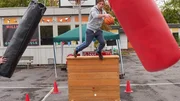 Vollmer (Hendrik Duryn) probiert den Hindernissparcour f&uuml;r das GSG Sommerfest aus.