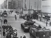 Amerikanische Panzer am Grenz&uuml;bergang Checkpoint Charlie &ndash; f&uuml;r einen Moment h&auml;lt die Welt den Atem vor einem neuen Krieg an.