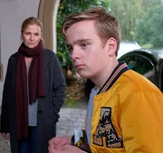 Tim Thalberg (Philipp Franck) steht in der Einfahrt, w&auml;hrend seine Mutter Melissa und sein Gro&szlig;vater Eduard im Haus miteinander streiten (li: Katharina B&ouml;hm).