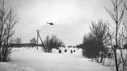 MDR FERNSEHEN - MDR DOK: SECHS TAGE EISZEIT – DER KATASTROPHENWINTER 1978/79, Originalaufnahme vom Katastrophenwinter 1978/79 auf Rügen Arbeiter beräumen eine zugeschneite Straße. MDR FERNSEHEN - MDR DOK: SECHS TAGE EISZEIT – DER KATASTROPHENWINTER 1978/79, Originalaufnahme vom Katastrophenwinter 1978/79 auf Rügen Arbeiter beräumen eine zugeschneite Straße.