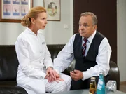 Professor Simoni (Dieter Bellmann) muss seiner Lebensgef&auml;hrtin Oberschwester Ingrid (Jutta Kammann) sagen, dass ihre Spinalkanalstenose zur&uuml;ck ist. Sie hatte schon einmal diese Verengung des Wirbelkanals und konnte damals in einer Operation gerettet werden. Dieses Mal ist das Risiko einer L&auml;hmung nach der OP weitaus h&ouml;her. F&uuml;r Simoni kommt es nicht infrage, doch Dr. Roland Heilmann schlie&szlig;t diese M&ouml;glichkeit nicht aus.