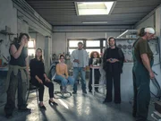 (v.li.): Nikolai Baar-Baarenfels (Daniel), Ulrike C. Tscharre (Kornelia), Ella Lee (Selbi), Harald Windisch (Werner), Sarah Viktoria Frick (Adriana), Johanna Orsini (Olga), Gerhard Greiner (Fred).