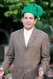 Monk "Mr. Monk trifft seinen Vater". Im Bild: Tony Shalhoub (Adrian Monk). Monk "Mr. Monk trifft seinen Vater". Im Bild: Tony Shalhoub (Adrian Monk).