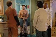 Andy (Steve Carell, 2.v.l.) soll endlich seine Jungfr&auml;ulichkeit verlieren. Cal (Seth Rogen, l.), David (Paul Rudd, 2.v.r.) und Jay (Romany Malco, r.) wollen ihrem Kollegen dabei beistehen, doch sie sind keine wirkliche Hilfe ...