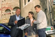 Die Geld&uuml;bergabe durch Maybach (Mario Irrek, M.) ist schief gegangen, und die Beamten (l. Wolfgang Bathke, r. Wolfgang Krewe) r&auml;tseln, warum der Entf&uuml;hrer keine neue Geld&uuml;bergabe fordert. Haben sie bisher in die falsche Richtung ermittelt?