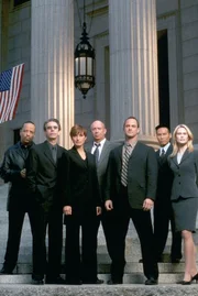 4. Staffel (v.l.): Detective Odafin Tutuola (Ice-T), Detective John Munch (Richard Belzer), Detective Olivia Benson (Mariska Hargitay), Captain Donald Cragen (Dann Florek), Detective Elliot Stabler (Christopher Meloni), Dr. George Huang (B. D. Wong), A.D.A. Alexandra Cabot (Stephanie March) 4. Staffel (v.l.): Detective Odafin Tutuola (Ice-T), Detective John Munch (Richard Belzer), Detective Olivia Benson (Mariska Hargitay), Captain Donald Cragen (Dann Florek), Detective Elliot Stabler (Christopher Meloni), Dr. George Huang (B. D. Wong), A.D.A. Alexandra Cabot (Stephanie March)