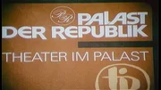 Das Jahr 1976 – in Ost-Berlin wird der Palast der Republik feierlich eingeweiht, David Bowie zieht im Sommer nach West-Berlin und die DDR-Regierung bürgert den Liedermacher Wolf Biermann aus. Eine Berlin-Chronik der Superlative: 40 Folgen, von 1961, dem Jahr des Mauerbaus, bis zum neuen Jahrtausend 1999, zehn Jahre nach dem Mauerfall. - Palast der Republik - Eröffnung am 23. April 1976.