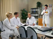 Prof. Simoni (Dieter Bellmann, 2. von rechts) wertet mit dem behandelnden Arzt Dr. Niklas Ahrend (Roy Peter Link, 2. von links) die aktuellen Aufnahmen des herzkranken Neugeborenen aus. Mit einer Operation k&ouml;nnte dem Kleinen sofort geholfen werden, doch diese ist sehr riskant.