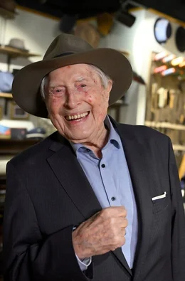 Ludwig Sebus ist eine Ikone des K&ouml;lner Karnevals und eine lebende Legende der rheinischen Musik: am 5. September 2025 feiert er seinen 100. Geburtstag! - Ludwig Sebus im K&ouml;lner "TimeRide" w&auml;hrend der Dreharbeiten - er tr&auml;gt einen Hut der 20er Jahre.